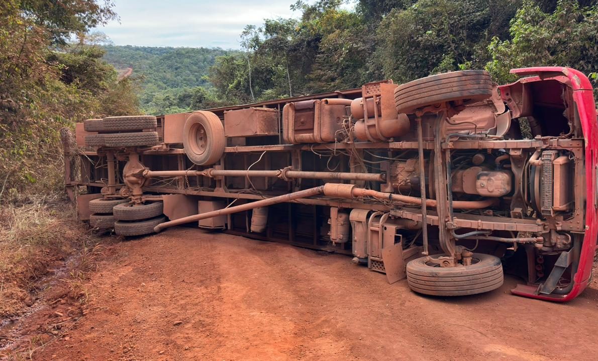 Carreta com gado tomba e bloqueia estrada rural na Serra da Mutamba em Barrol&acirc;ndia