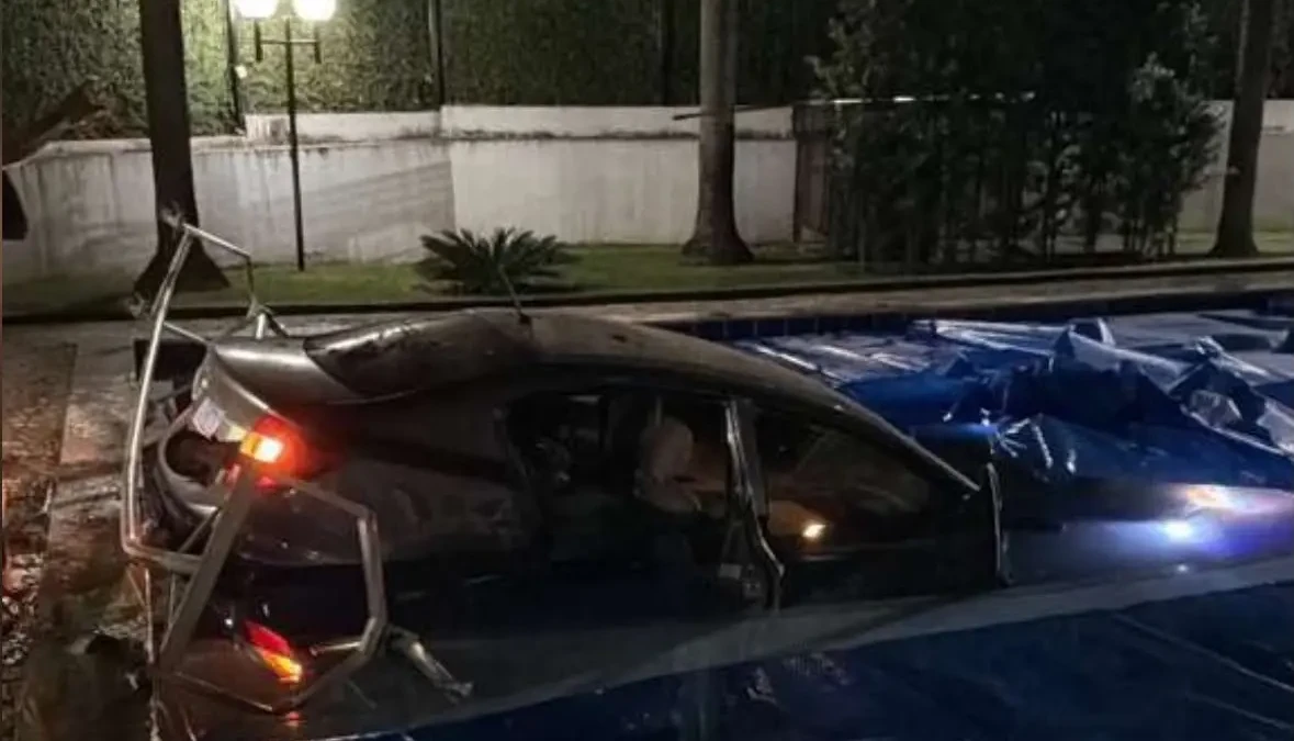 Motorista sem CNH invade condom&iacute;nio e carro cai dentro de piscina em Goi&acirc;nia