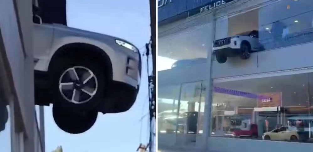 Carro fica pendurado em vitrine no 2&ordm; andar de concession&aacute;ria ap&oacute;s manobra e chama aten&ccedil;&atilde;o em Porto Alegre