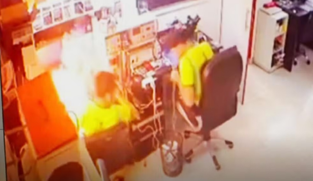 Celular explode durante conserto e t&eacute;cnico fica ferido em assist&ecirc;ncia t&eacute;cnica; v&iacute;deo registra momento