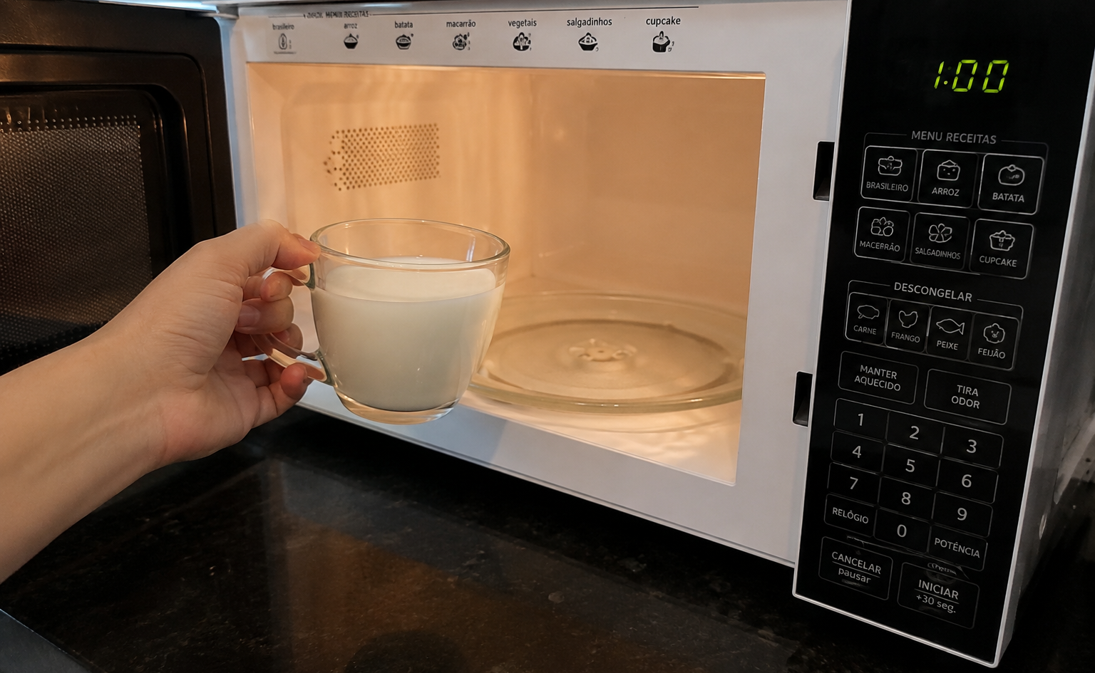 Voc&ecirc; aquece leite no micro-ondas? Esse h&aacute;bito comum pode trazer riscos e exige cuidados