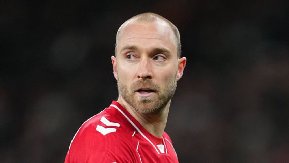 Eriksen volta a desmaiar em campo, e amistoso entre Dinamarca e Ucr&acirc;nia &eacute; encerrado; meia est&aacute; consciente