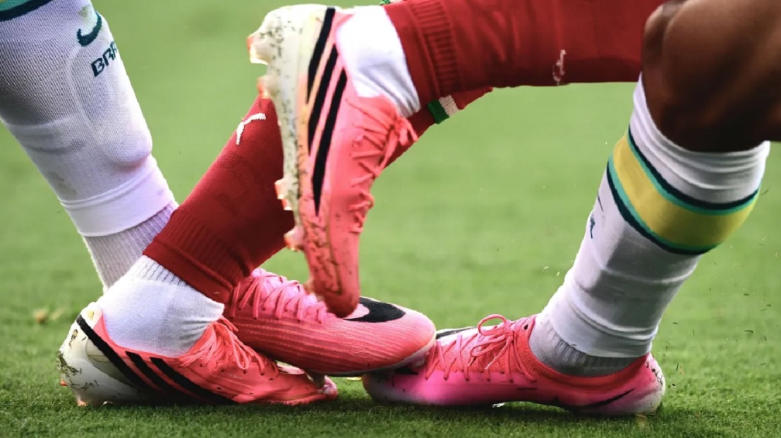 Por que tantos jogadores est&atilde;o usando chuteiras rosas na Copa do Mundo de 2026?