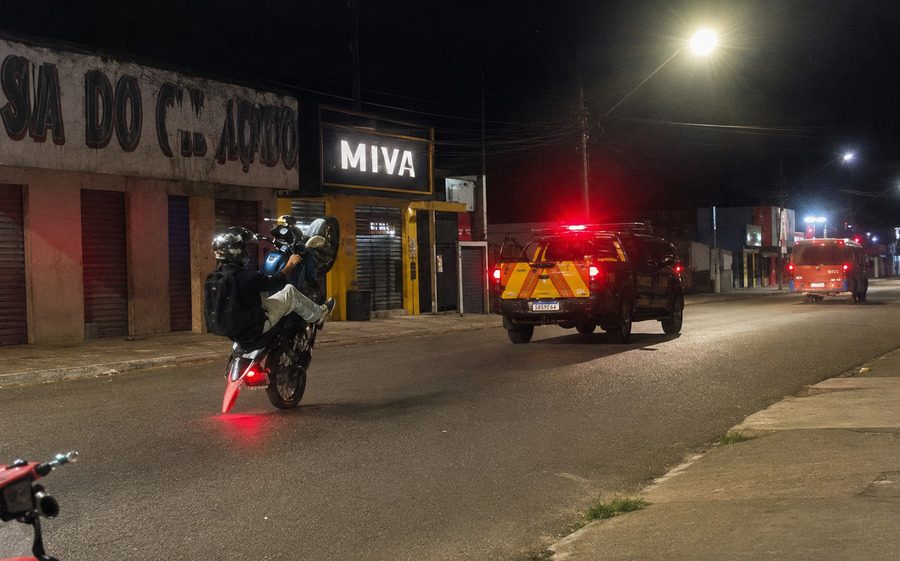 Motociclista d&aacute; &ldquo;grau&rdquo; atr&aacute;s de viaturas do Detran e foge no interior do Tocantins; veja o v&iacute;deo
