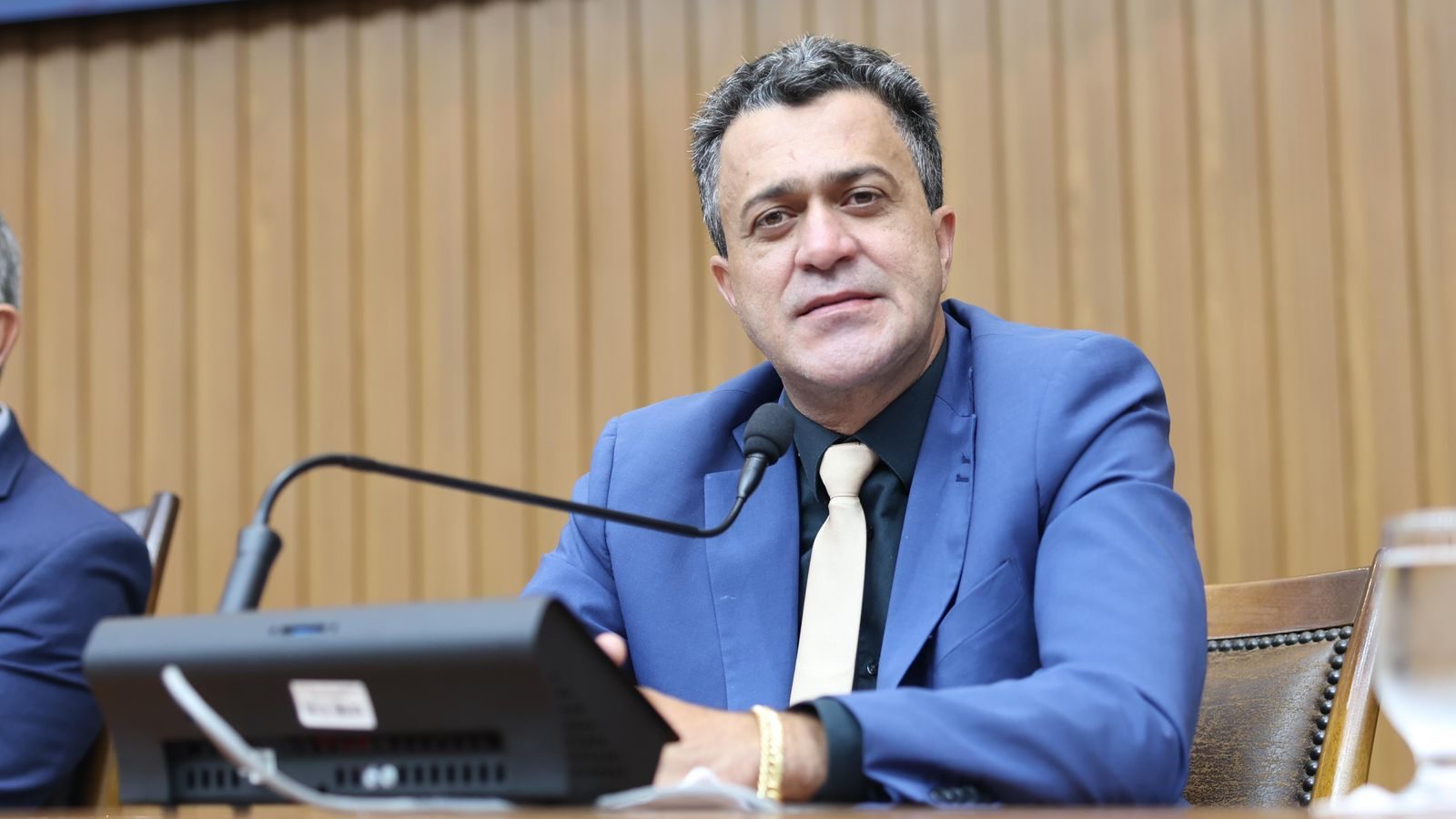 Luciano Oliveira vota pela derrubada de veto e garante indeniza&ccedil;&otilde;es para servidores estaduais