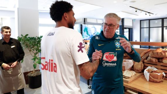 &Eacute;derson desembarca nos EUA e se junta &agrave; Sele&ccedil;&atilde;o Brasileira cinco dias antes da estreia na Copa