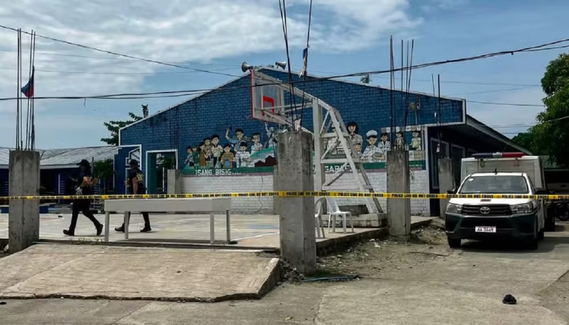 Dois adolescentes invadem salas de aula e matam tr&ecirc;s estudantes em escola