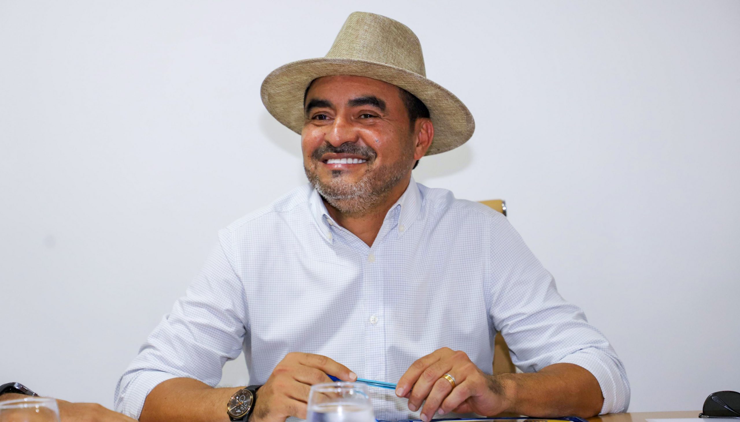 Wanderlei Barbosa inaugura frigor&iacute;fico em Anan&aacute;s e autoriza amplia&ccedil;&atilde;o de escola em Angico