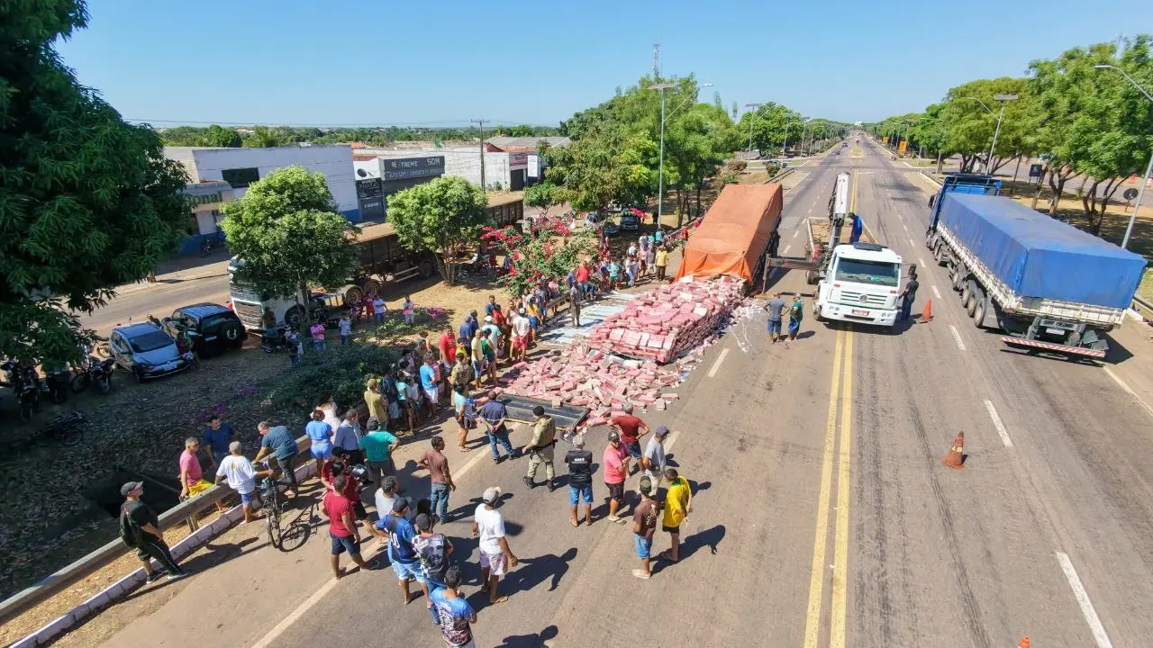 Carreta carregada com leite condensado se desprende de caminh&atilde;o na BR-153 e atrai multid&atilde;o em Guara&iacute; (TO)