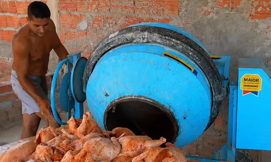Frango em betoneira viraliza nas redes e v&iacute;deo impressiona com receita inusitada