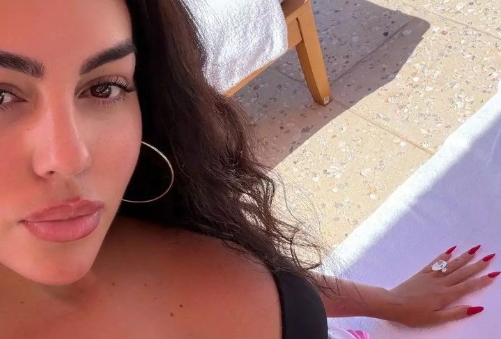Georgina Rodr&iacute;guez aparece de fio-dental durante banho de mar em Miami