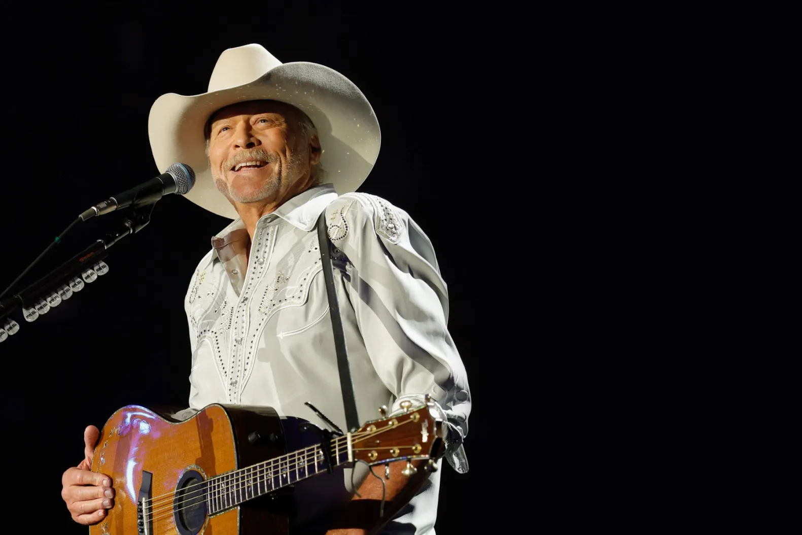 Alan Jackson faz despedida hist&oacute;rica e emociona f&atilde;s em Nashville
