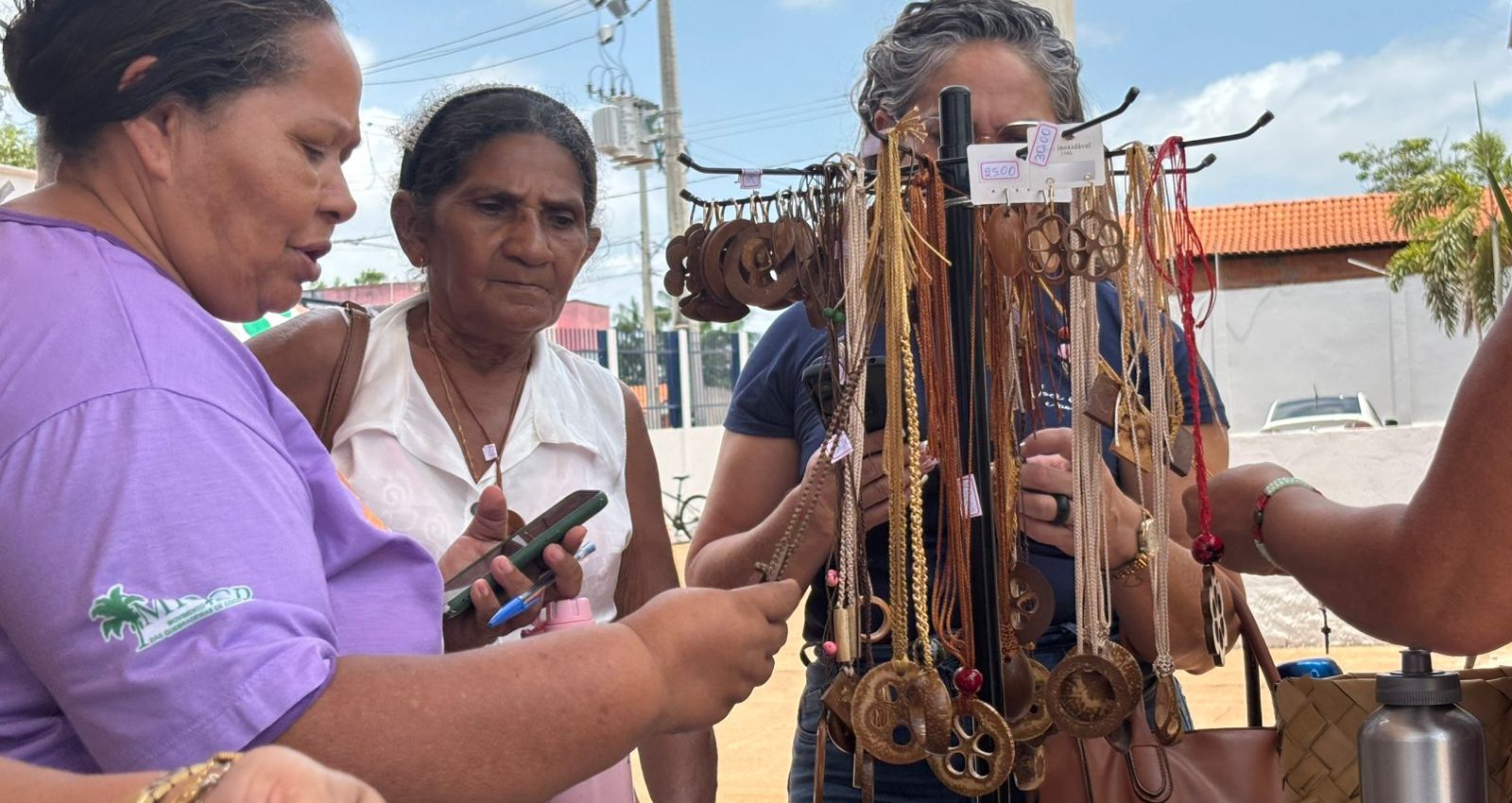 Governo do Tocantins celebra reconhecimento das quebradeiras de coco baba&ccedil;u como patrim&ocirc;nio cultural
