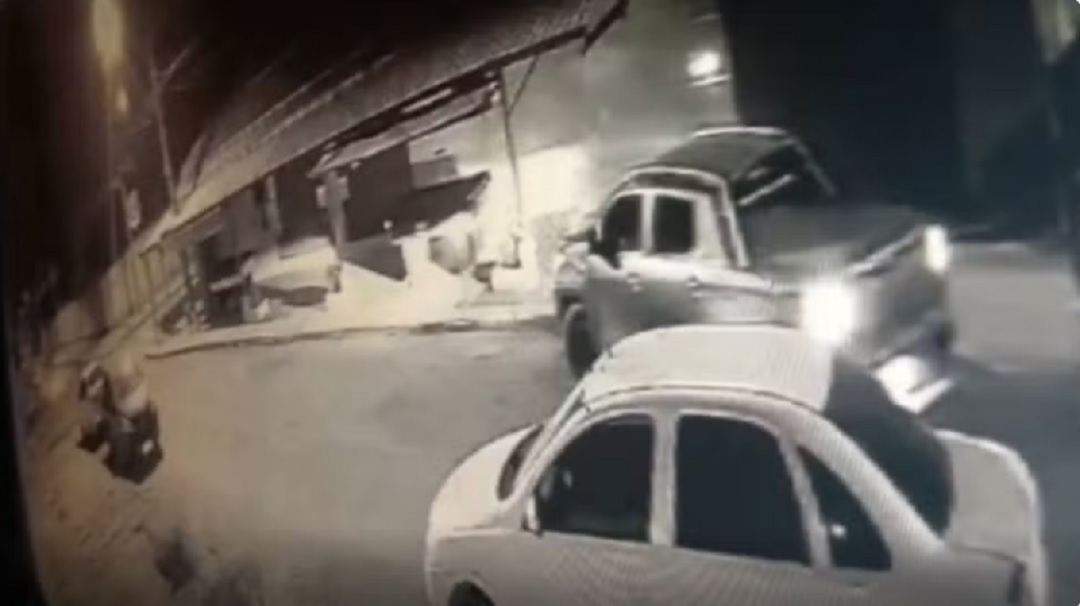 Criminosos matam dono de distribuidora, sequestram esposa e queimam carro durante fuga