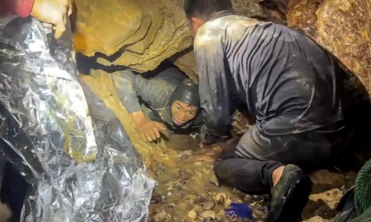 Equipes buscam nova entrada em caverna no Laos para localizar dois desaparecidos