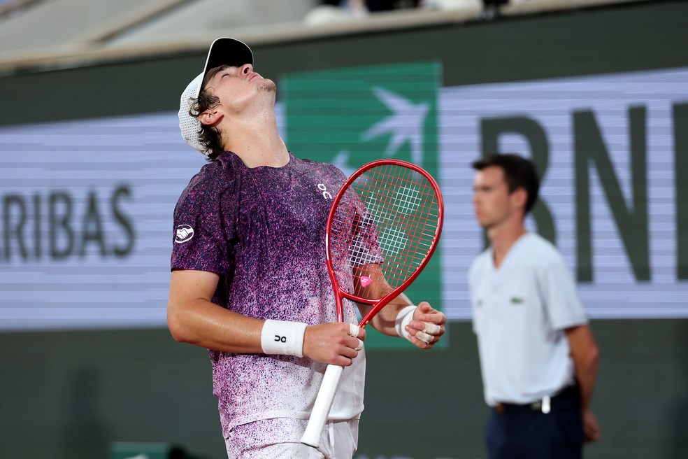 Jo&atilde;o Fonseca cai para Jakub Mensik e encerra campanha hist&oacute;rica em Roland Garros