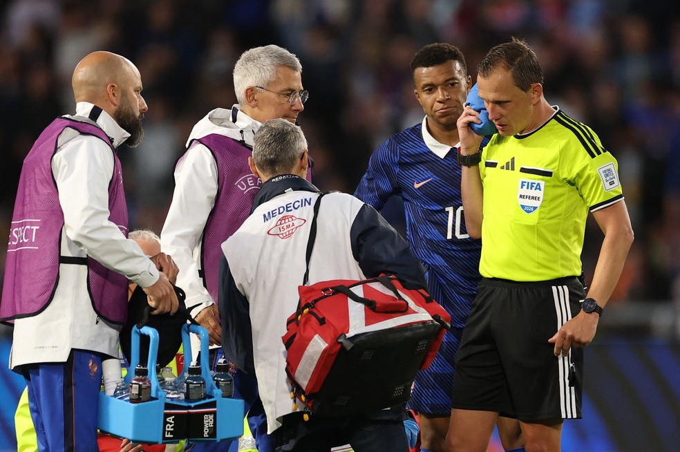&Aacute;rbitro cai no gramado ap&oacute;s choque com Kessie em amistoso entre Fran&ccedil;a e Costa do Marfim