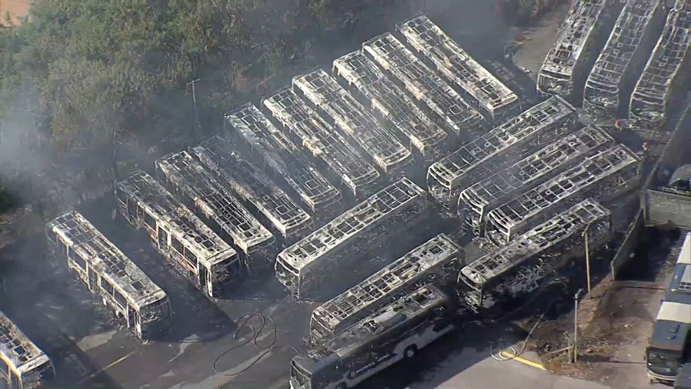 Inc&ecirc;ndio destr&oacute;i 27 &ocirc;nibus em garagem de empresa e causa preju&iacute;zo milion&aacute;rio em MG