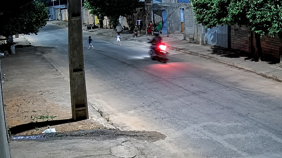 M&atilde;e &eacute; atropelada por moto ao tentar salvar filho em Gurupi (TO); veja o v&iacute;deo