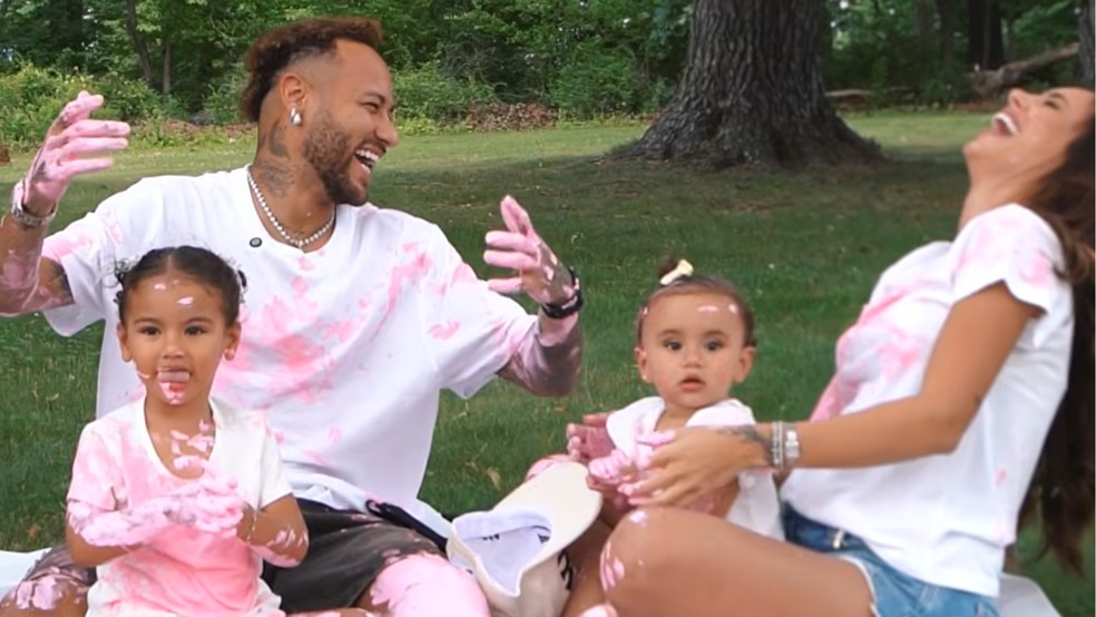 Bruna Biancardi anuncia gravidez de Neymar, e casal revela sexo do beb&ecirc;; veja o v&iacute;deo