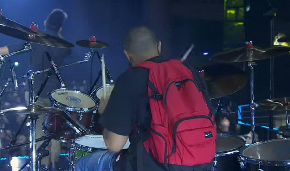 Baterista de Henrique e Juliano tocando de mochila volta a chamar aten&ccedil;&atilde;o nas redes ap&oacute;s rea&ccedil;&atilde;o de cantora