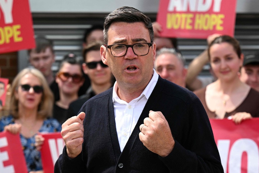 Andy Burnham confirma candidatura ap&oacute;s ren&uacute;ncia de Keir Starmer e pode assumir lideran&ccedil;a trabalhista