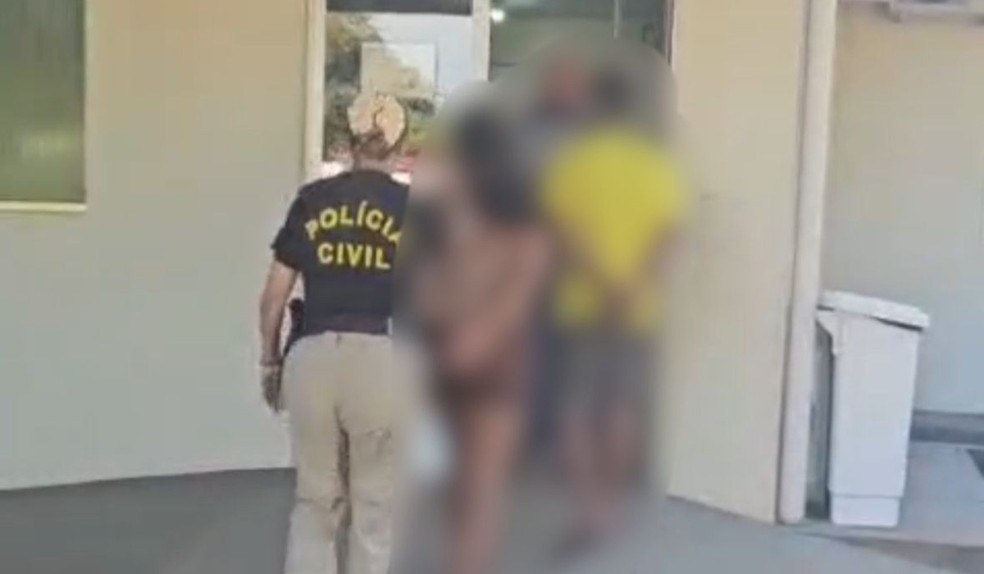 Casal &eacute; preso ap&oacute;s crian&ccedil;a de 1 ano ser encontrada sozinha em frente de casa no AM