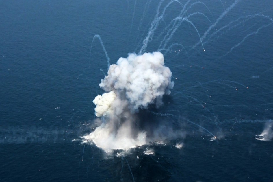 EUA bombardeiam bases militares do Ir&atilde; ap&oacute;s ataque contra navio no Estreito de Ormuz