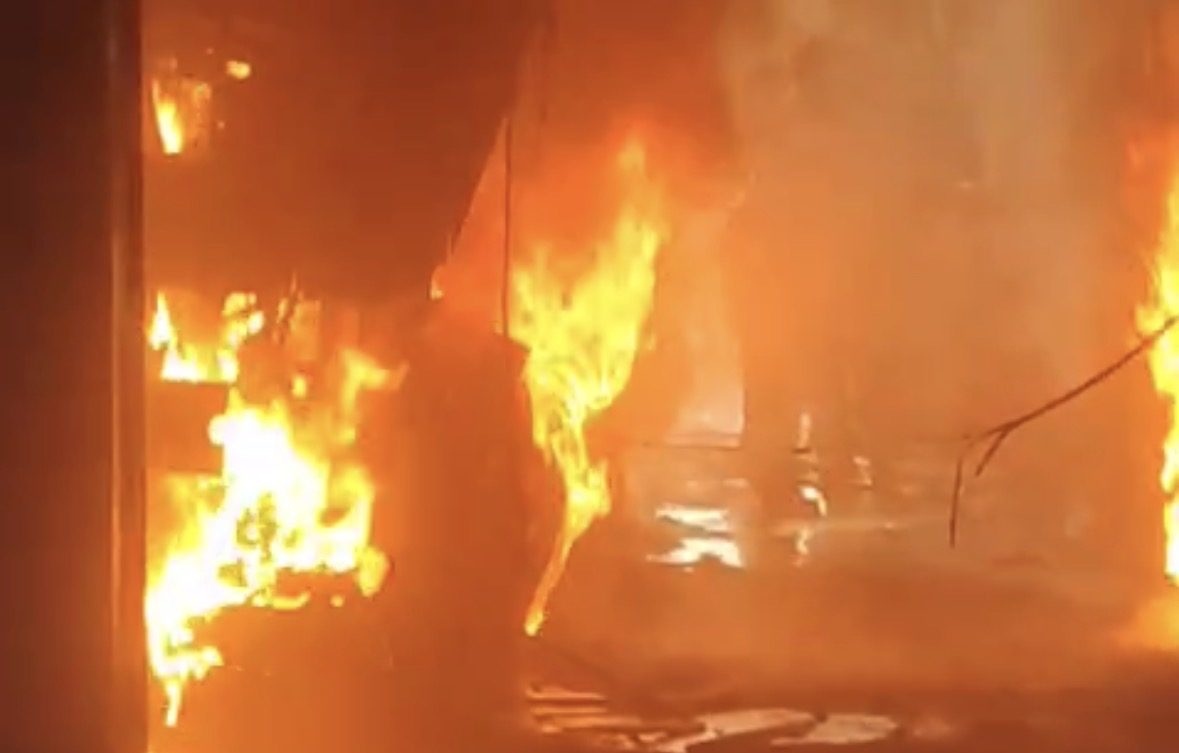 V&iacute;deo mostra caminh&otilde;es sendo consumidos pelo fogo durante inc&ecirc;ndio em oficina de Para&iacute;so
