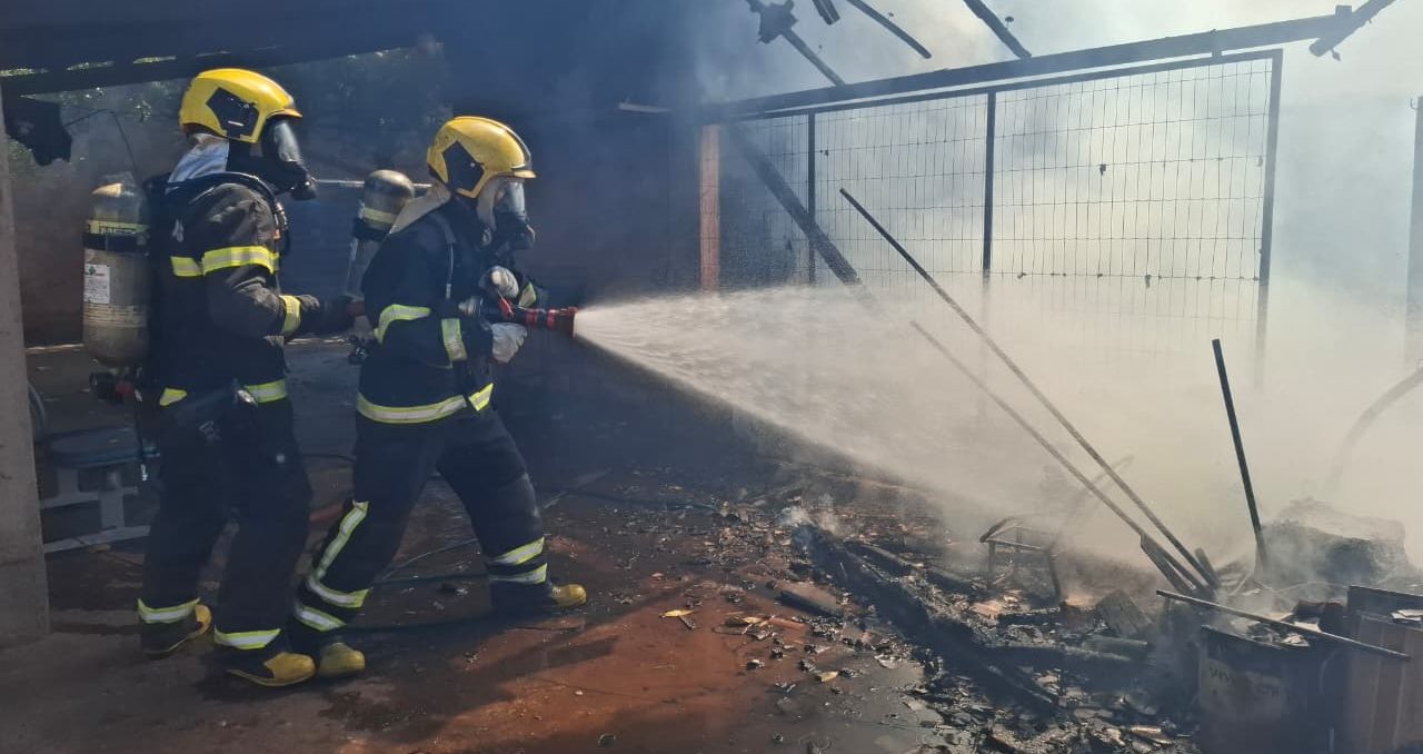 Inc&ecirc;ndio em lote baldio atinge &aacute;rea de servi&ccedil;o de resid&ecirc;ncia em Aragua&iacute;na