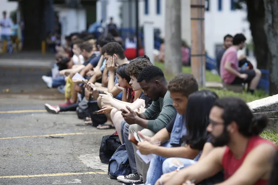 Nova gera&ccedil;&atilde;o muda de lado? Pesquisas revelam avan&ccedil;o dos jovens conservadores no Brasil e no mundo
