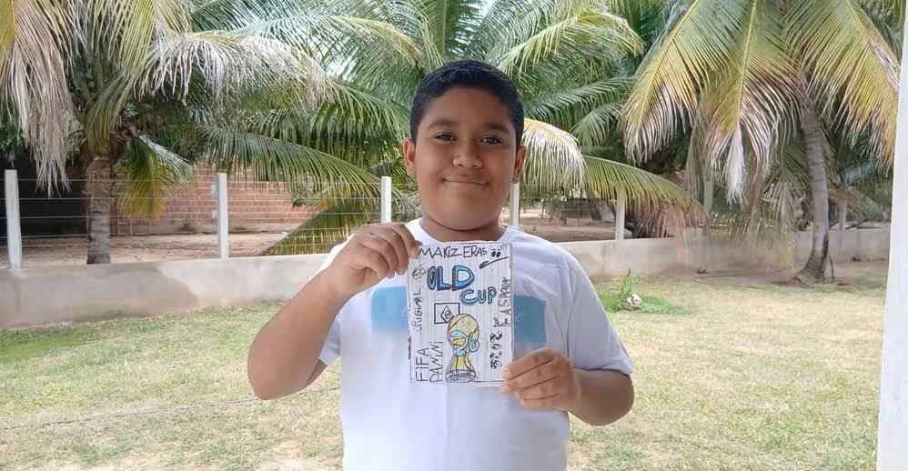 Menino cria &aacute;lbum da Copa desenhado &agrave; m&atilde;o e viraliza com talento no Sert&atilde;o da Para&iacute;ba