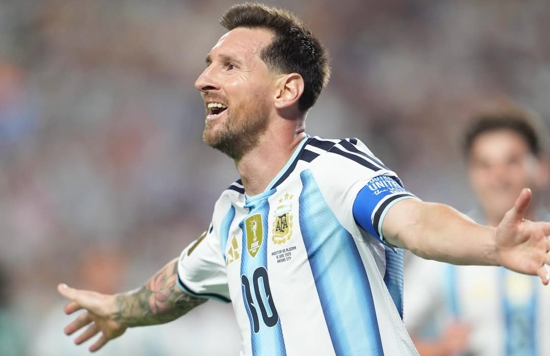 Messi marca tr&ecirc;s gols, quebra recordes e lidera vit&oacute;ria da Argentina na estreia da Copa