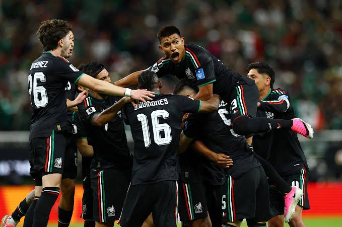 M&eacute;xico vence a Coreia do Sul, garante vaga nas oitavas e faz festa diante da torcida
