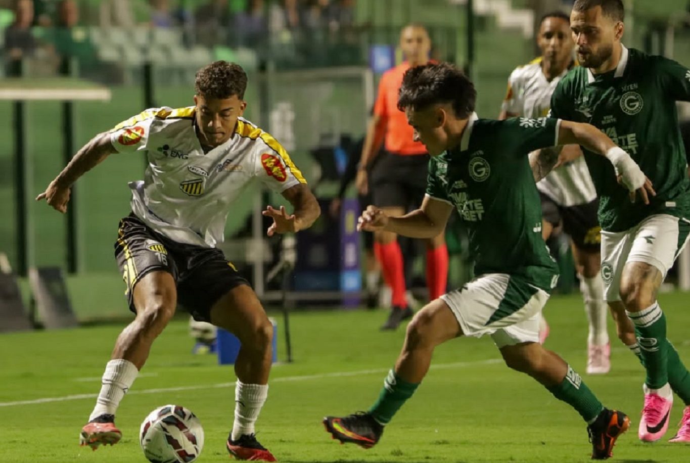 Goi&aacute;s sofre goleada em casa, leva 4 a 0 do Novorizontino e despenca na tabela da S&eacute;rie B