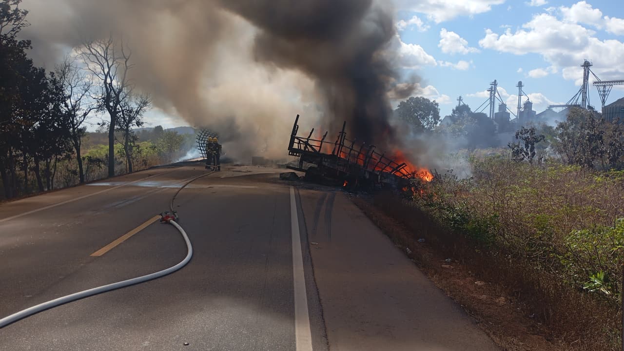 Colis&atilde;o entre carreta e bitrem deixa morto e provoca inc&ecirc;ndio de grandes propor&ccedil;&otilde;es na BR-153 no sul do Tocantins