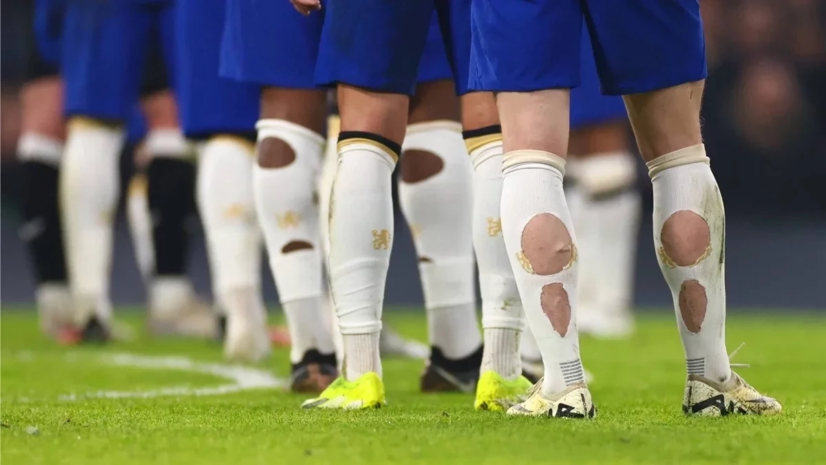 Por que jogadores rasgam os mei&otilde;es durante os jogos? Entenda a pr&aacute;tica que viralizou na Copa do Mundo