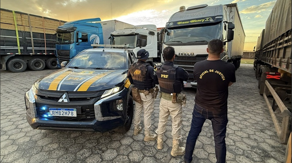 PRF apoia cumprimento de mandado e apreende caminh&atilde;o na BR-153 em Brasil&acirc;ndia TO