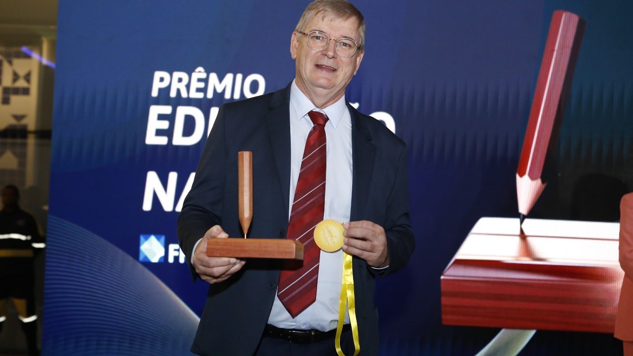Coordenador da OBA e da OBAFOG recebe Pr&ecirc;mio Educa&ccedil;&atilde;o na Frente 2026 por contribui&ccedil;&atilde;o &agrave; educa&ccedil;&atilde;o brasileira