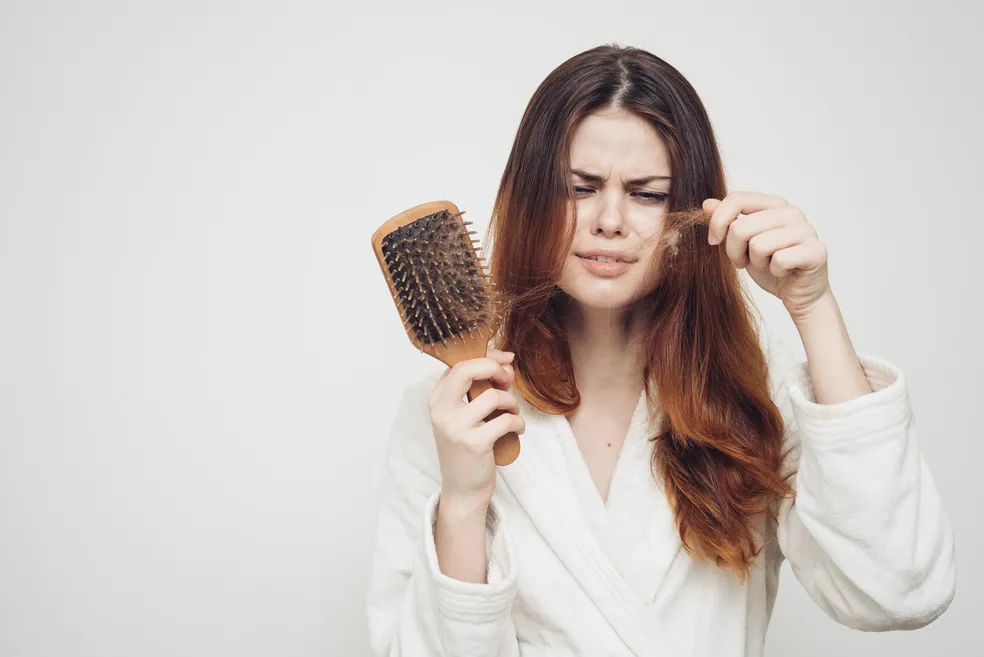 Queda de cabelo intensa em mulheres pode estar ligada a marcador de ferro, aponta estudo