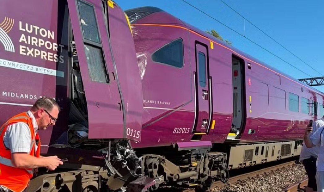 Colis&atilde;o entre trens deixa v&aacute;rios feridos e paralisa importante esta&ccedil;&atilde;o de Londres