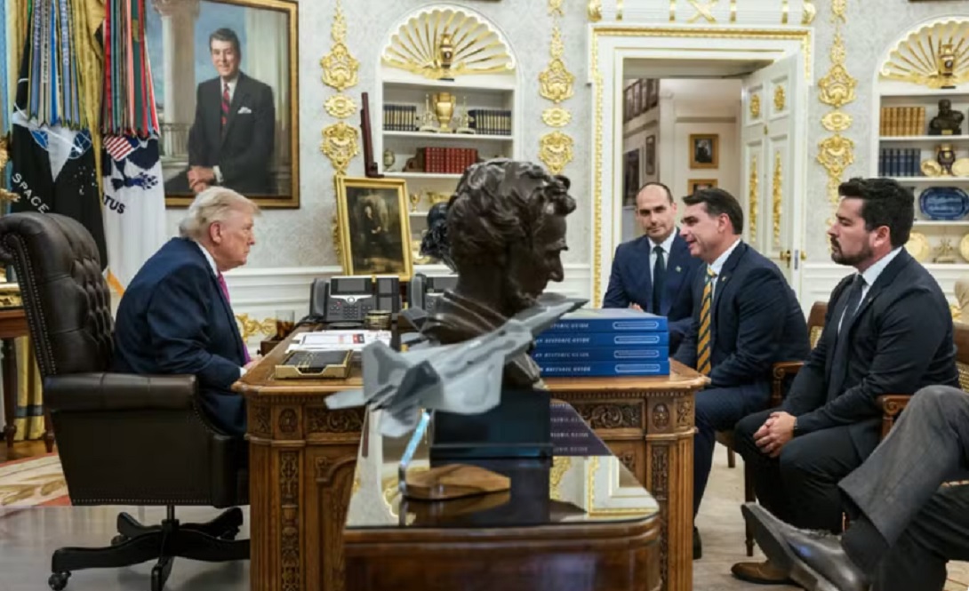 Trump elogia Fl&aacute;vio Bolsonaro ap&oacute;s encontro na Casa Branca e cita senador em rede social