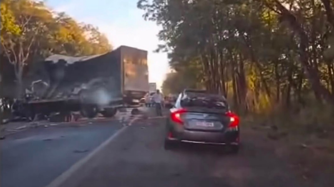Colis&atilde;o entre carreta e caminh&atilde;o deixa uma pessoa morta na BR-153