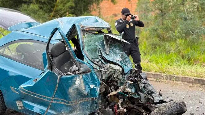 Colis&atilde;o entre carro e van da Prefeitura deixa cinco mortos na BR-116