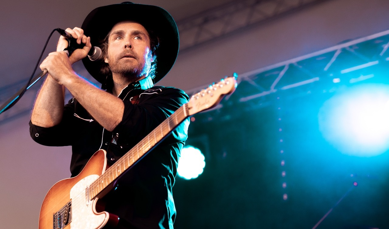 Andy Jans-Brown lan&ccedil;a o single “Growing Pains”