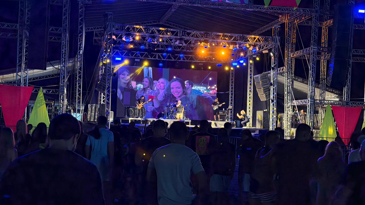Araguacema abre temporada da Praia da Gaivota com shows e grande p&uacute;blico
