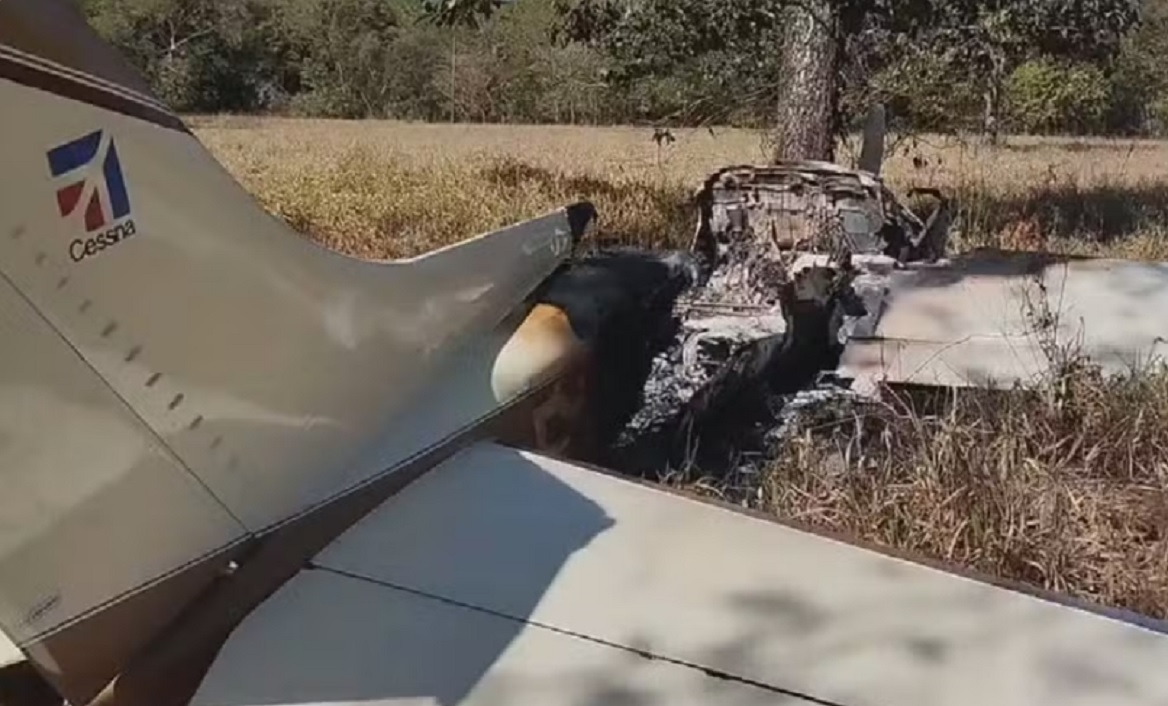 Avi&atilde;o com cerca de 300 kg de coca&iacute;na faz pouso for&ccedil;ado, pega fogo e piloto desaparece