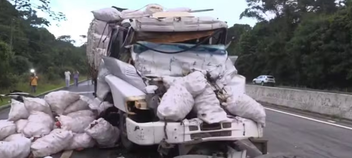 Motorista morre ap&oacute;s bater caminh&atilde;o em carreta rebocada de r&eacute; na BR-101; dois s&atilde;o presos