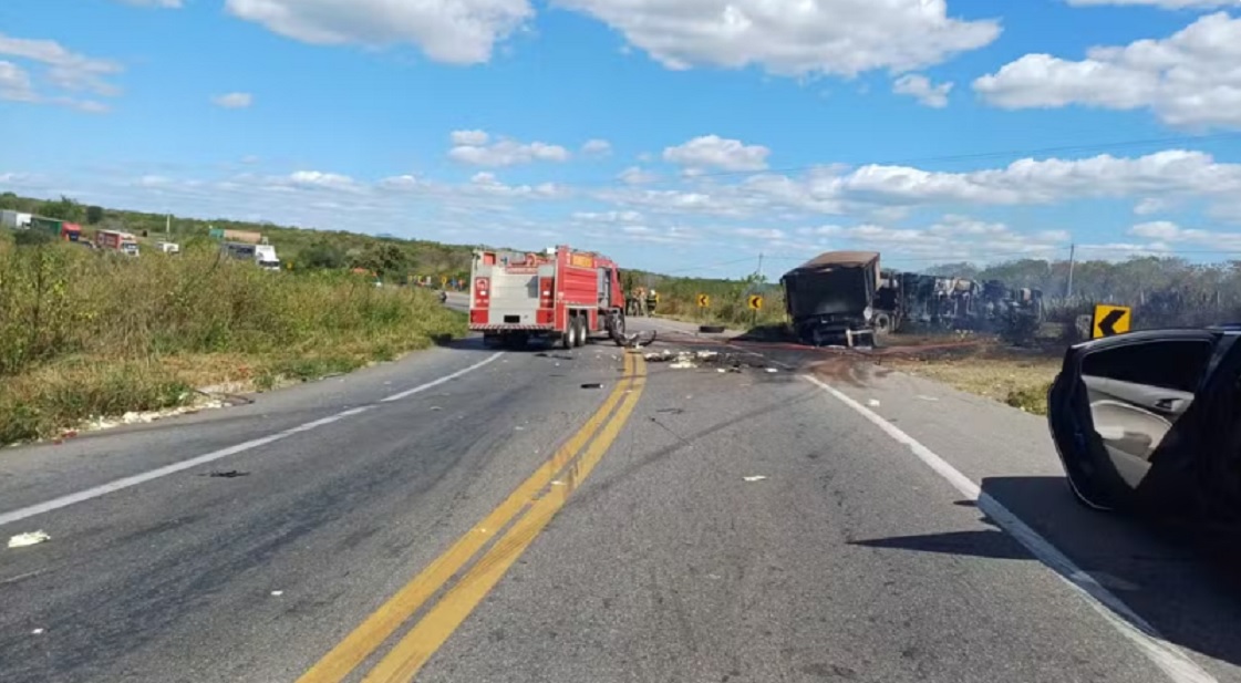 Caminhoneiro morre carbonizado ap&oacute;s colis&atilde;o entre caminh&otilde;es na BR-222