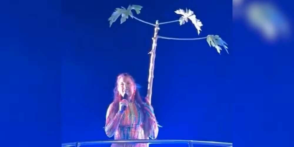 Cantora do Cheiro de Amor se diverte ao ganhar p&eacute; de mam&atilde;o durante show no Miracaxi